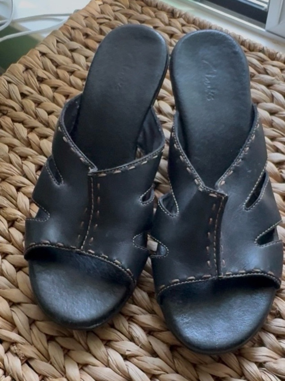 Clarks Artisan Collection Women's Black Leather Sandals 9M EUC Contrast Stitch - Picture 10 of 10